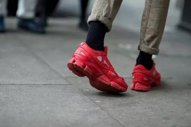 潮鞋丨伦敦 2018 春夏时装周上， sneakerhead 们都上脚哪些球鞋？